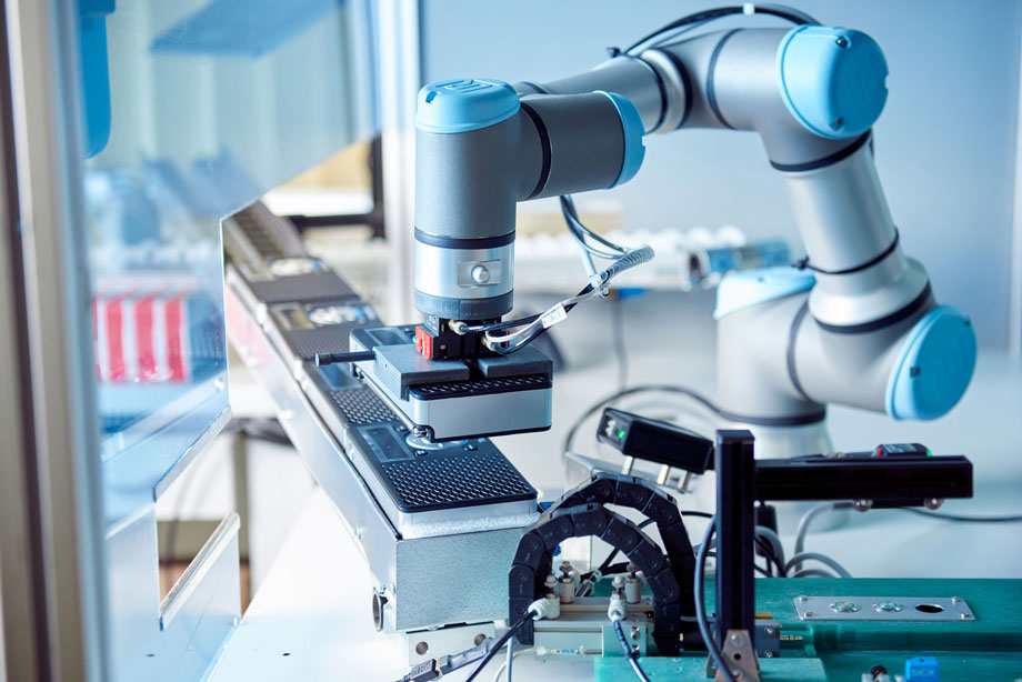 Roboterarm in der EMS Produktion